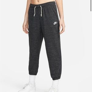 Nike loose fit mid rise women’s joggers! Never worn! With tags!